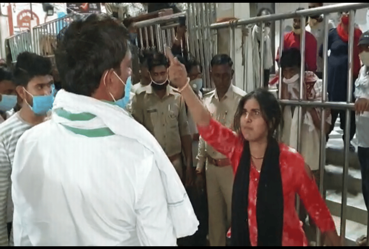 girl create ruckus outside the banke bihari temple in vrindavan