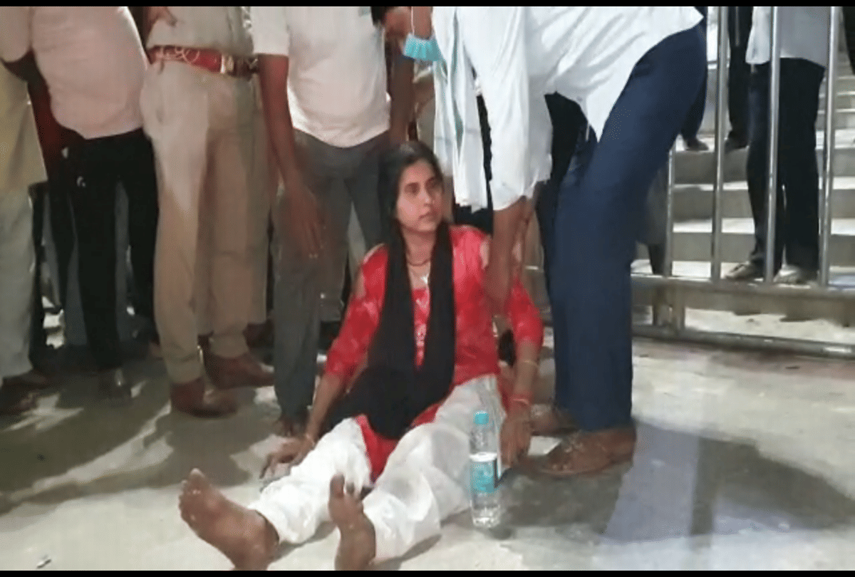 girl create ruckus outside the banke bihari temple in vrindavan