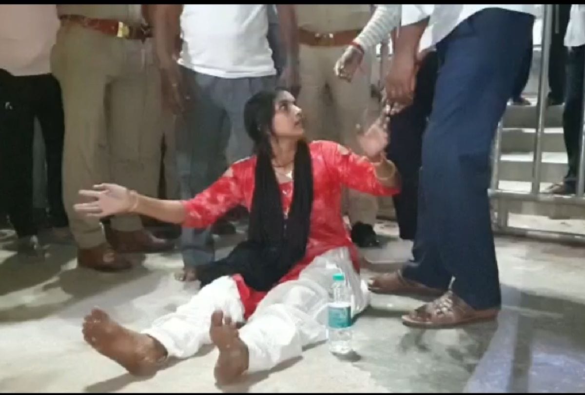 girl create ruckus outside the banke bihari temple in vrindavan
