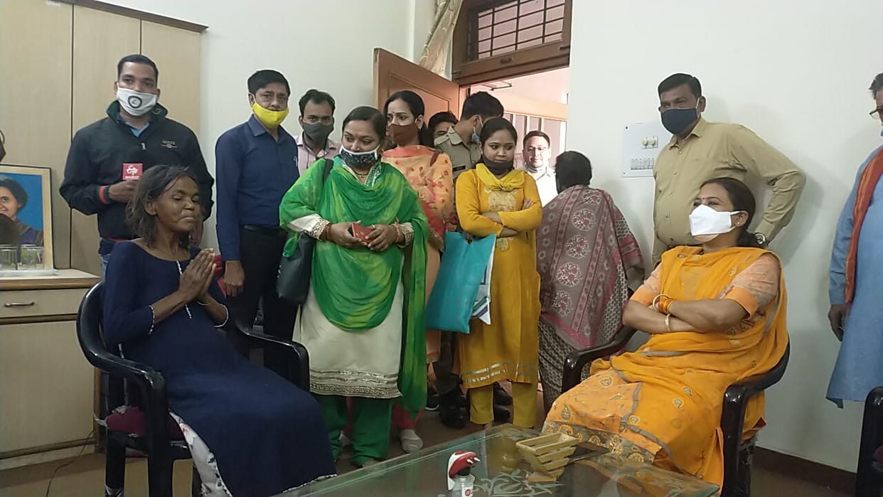 haridwar news: education double MA, yet woman begging in haridwar, minister rekha arya meets her