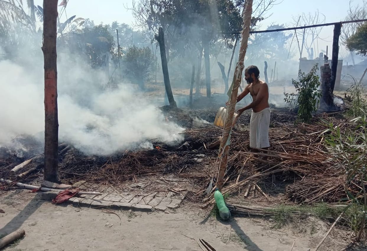 10 huts have been burnt to ashes in the fire, cylinder burnt