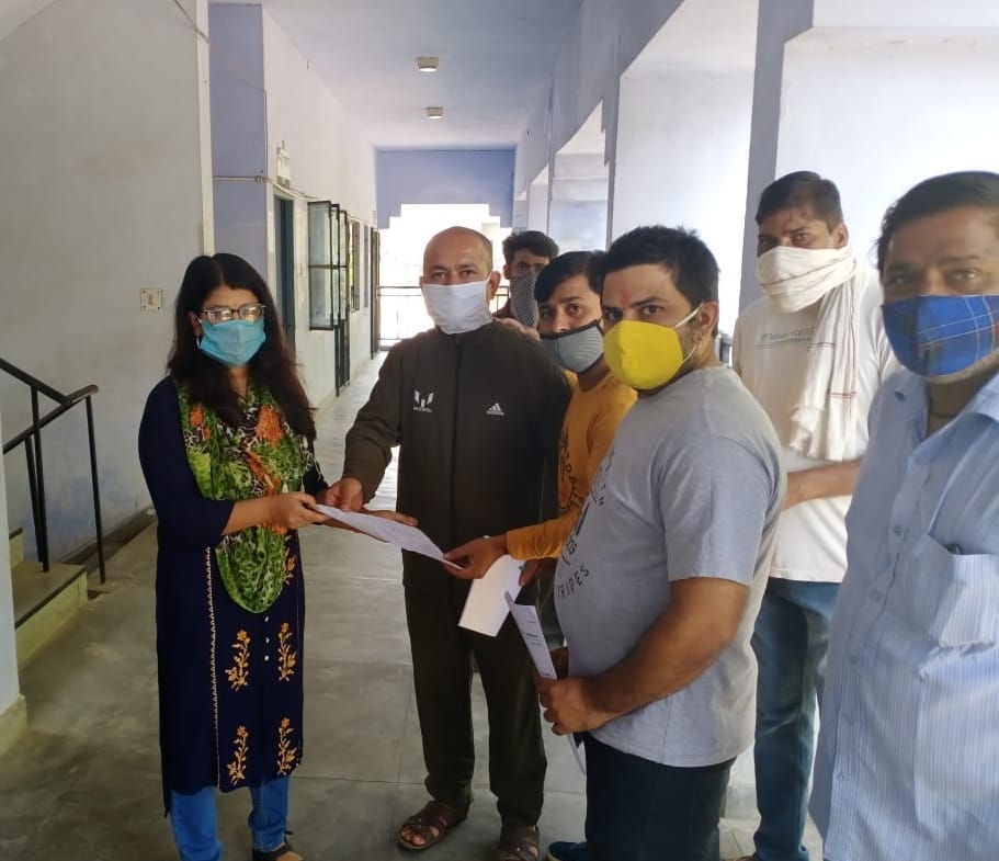 Demand for strict adherence to DJ's time, memorandum submitted to Tehsildar