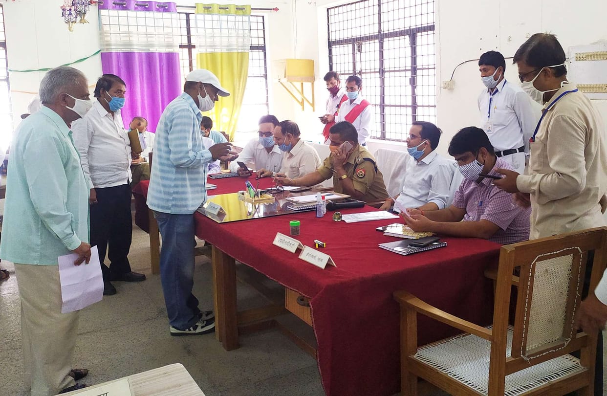 Power XEN and labor enforcement officer reprimanded for not being present in Mahoba on time