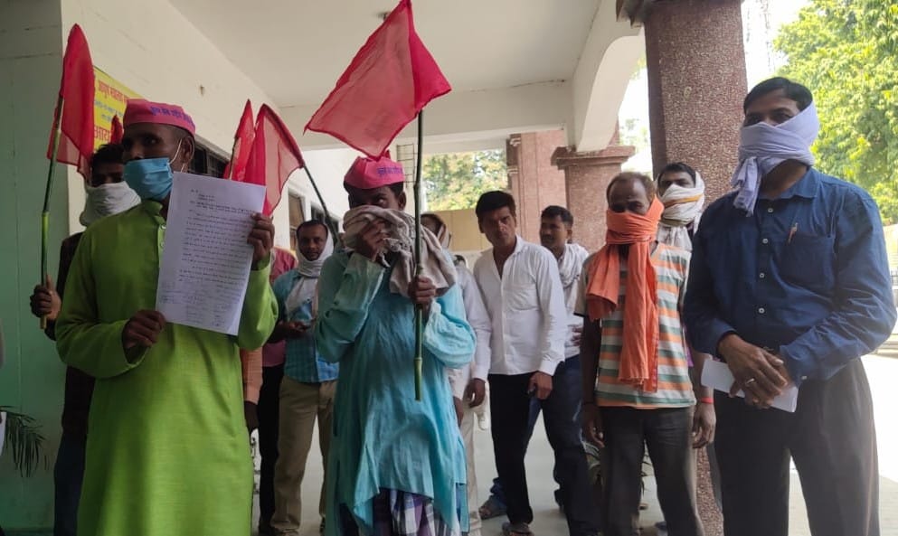 Phoolan Sena protests against implicating the national president in a fake case
