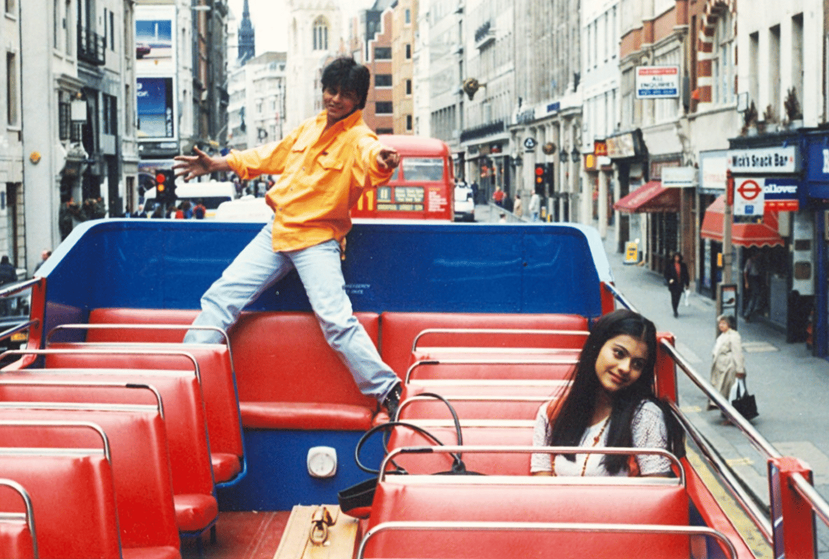 Dilwale Dulhania le jayenge fun facts when Shahrukh Khan suddenly thrust kajol in song ruk ja o dil deewane