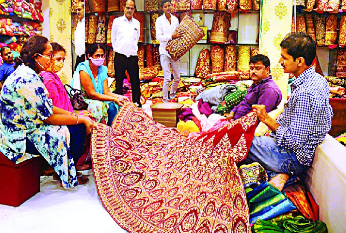 condition of textile markets in lucknow, businessmen started offers for customers