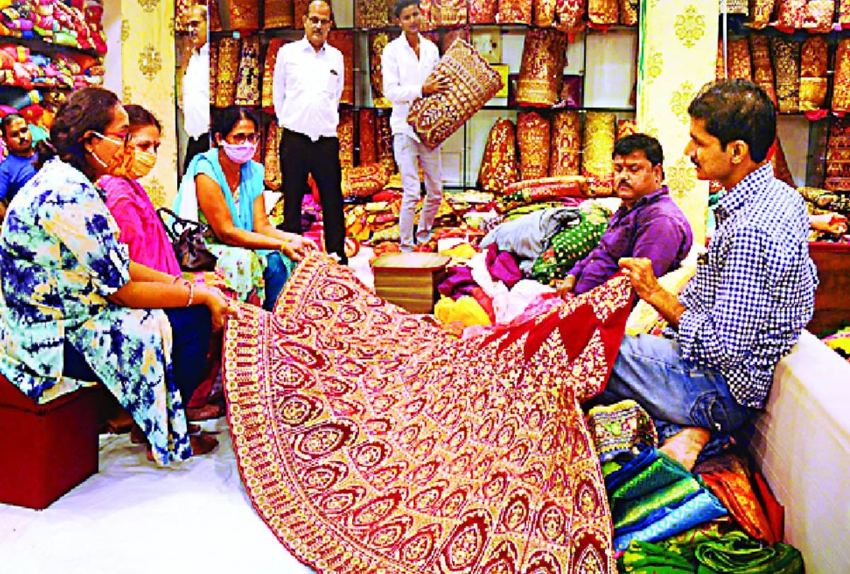 condition of textile markets in lucknow, businessmen started offers for customers