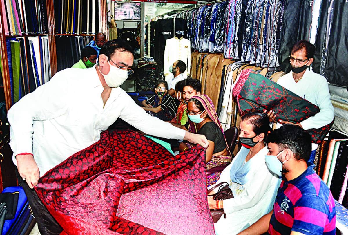 condition of textile markets in lucknow, businessmen started offers for customers