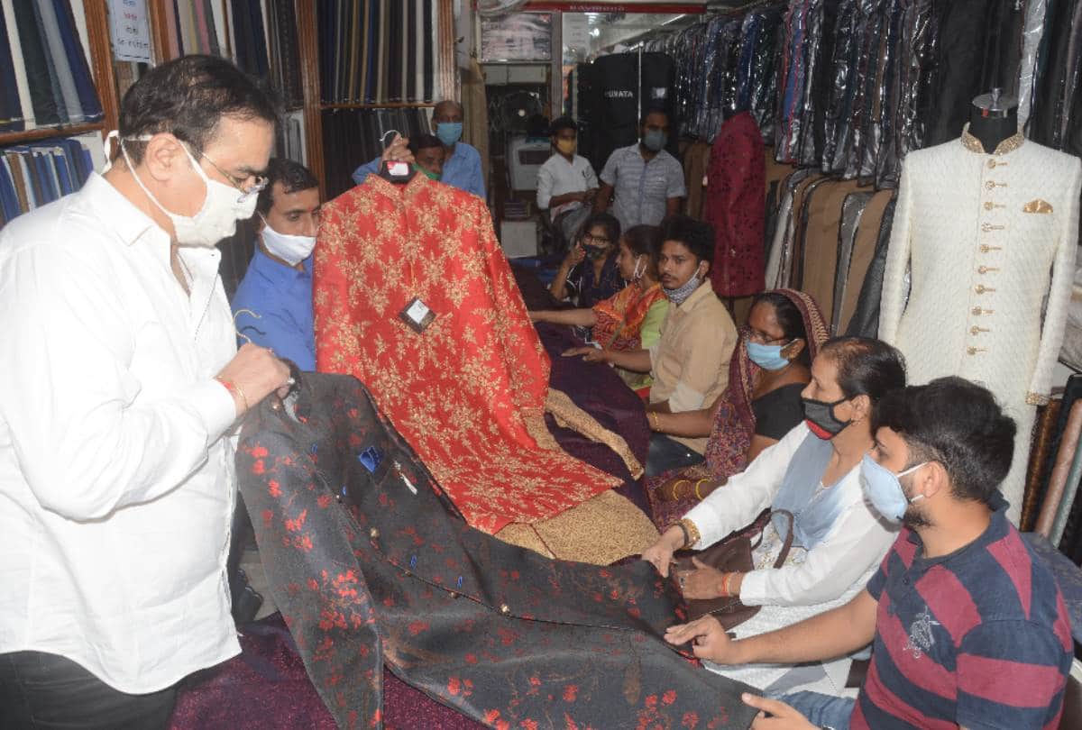 condition of textile markets in lucknow, businessmen started offers for customers