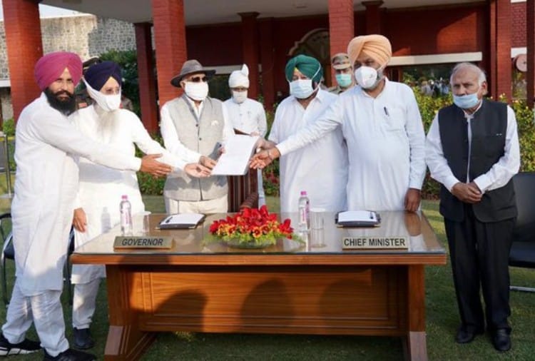 Punjab CM Captain Amarinder Singh and other MLAs arrive at Raj Bhavan to meet Governor VP Singh Badnore