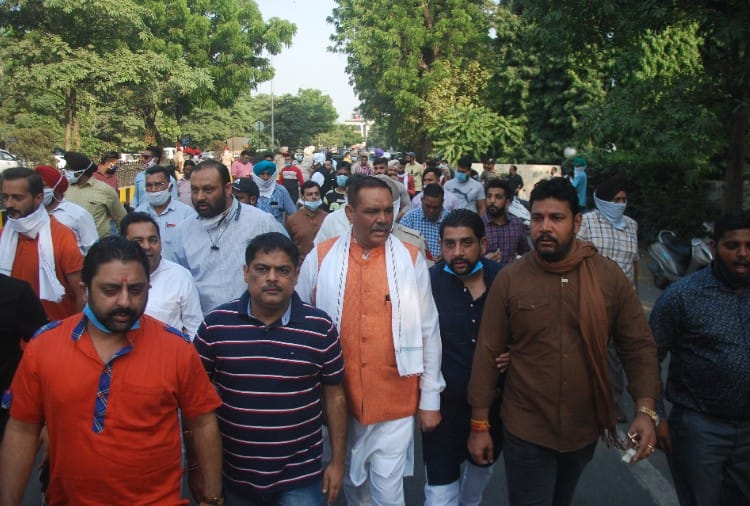 Go back slogans against Vijay Sampla when he reached Jalandhar