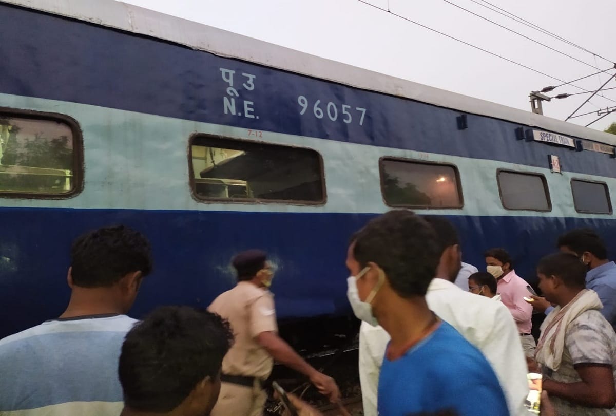 Purvanchal Express derailed near Muzaffarpur