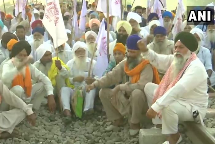 रेलवे ट्रैक पर डटे किसान
