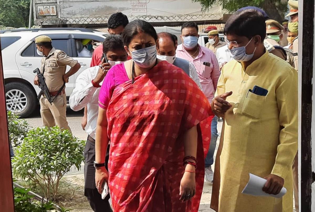Union minister Smriti Irani attacked Gandhi family