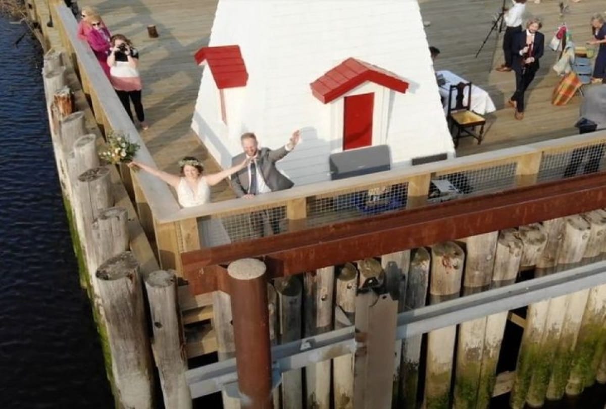 US and Canada couple Married on the banks of a river at the border people watched all the rituals through binoculars