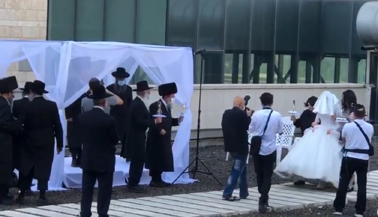 Israel: Son's wedding in the hospital on the will of Corona positive father, watching rituals from the window above in Hadassah Medical Center