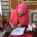 रानी मीसाकुन नबी कैलीग्राफी करती हुई