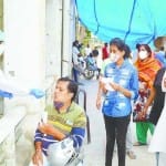 जांच के लिए नमूने लेता स्वास्थ्य कर्मी (फाइल फोटो)