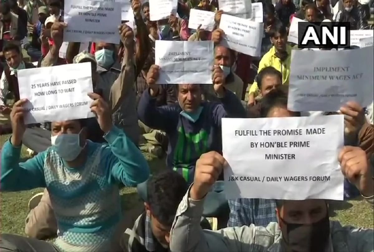 daily wagers stage demonstration demanding implementation of minimum wages and regularisation of jobs