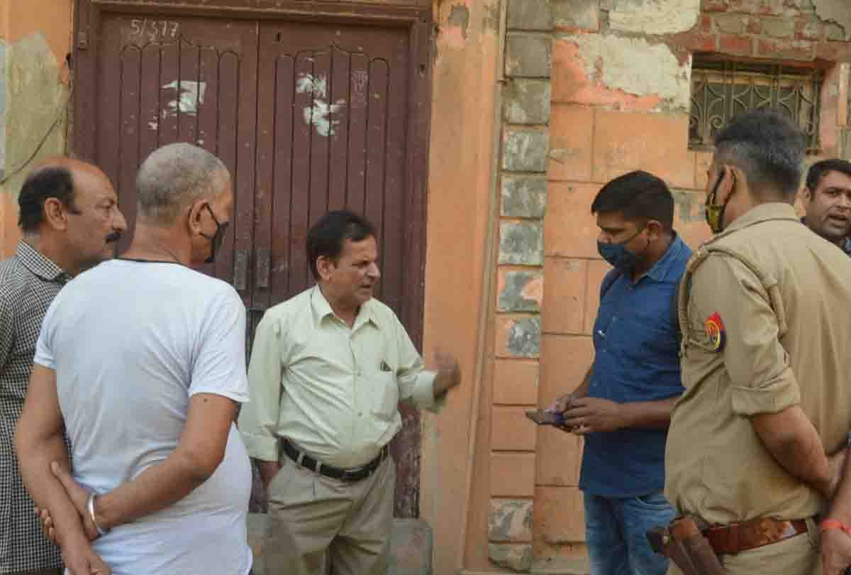 Petrol pump manager held hostage and looted