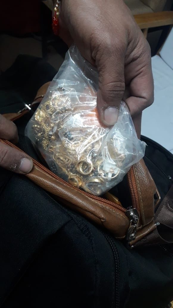 Jewelry holding 25 lakh without bill