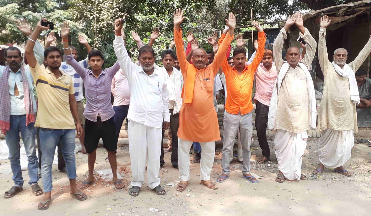 Aharaula-Kaptanganj road did not repaired even after two hunger strikes, villagers demonstrated