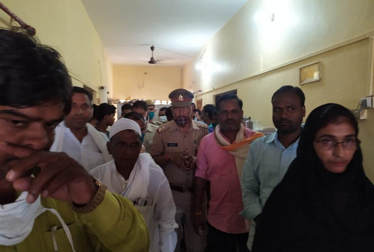 BJP leader slapped employee in nagar panchayat office in ambedkar nagar