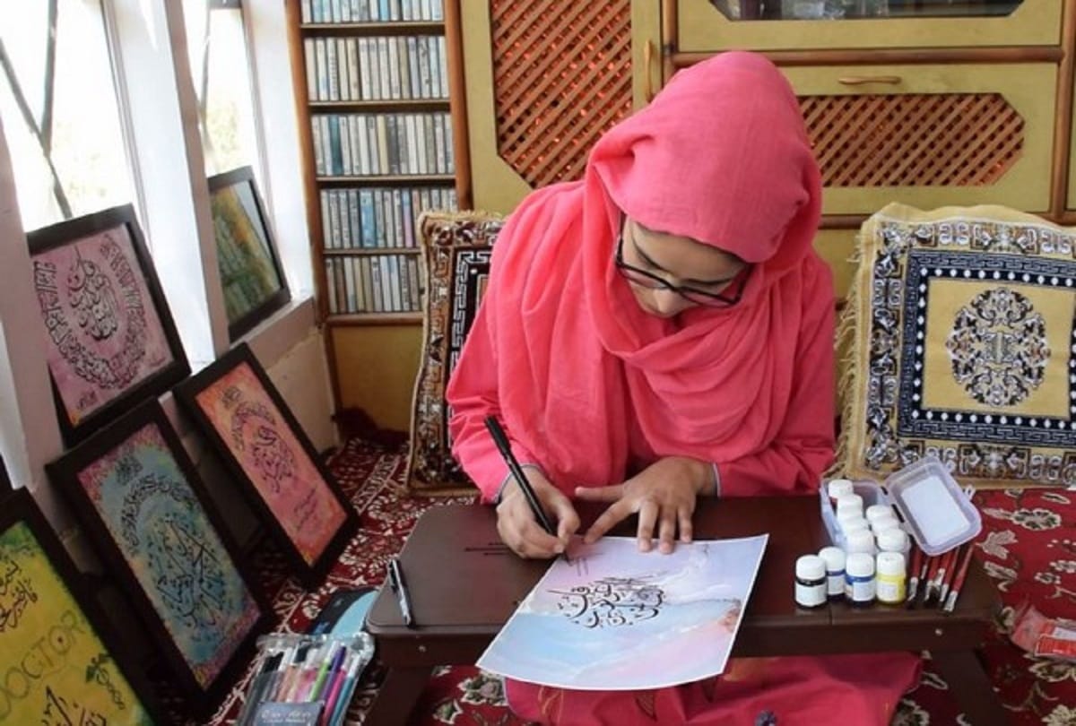 girl from south Kashmir is doing help of her family by calligraphy