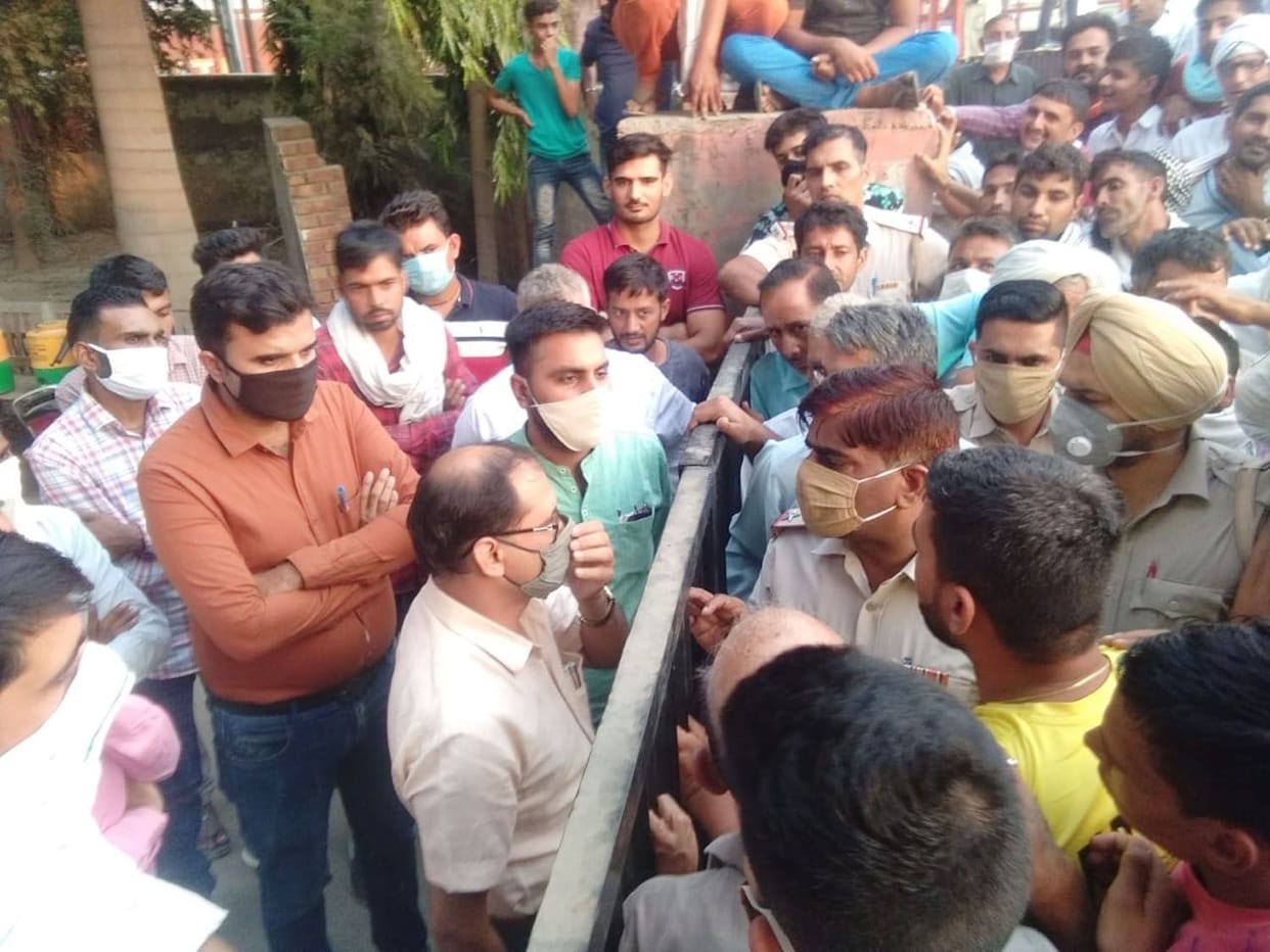 Angry farmers closed Mandi Gate and Market Committee due to inadvertent purchase of paddy