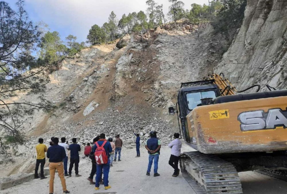 Uttarakhand: Landslide on dhon-sawala highway, Passengers Stuck on Road , Photos