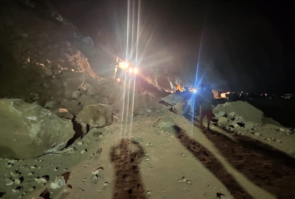 Uttarakhand: Landslide on dhon-sawala highway, Passengers Stuck on Road , Photos