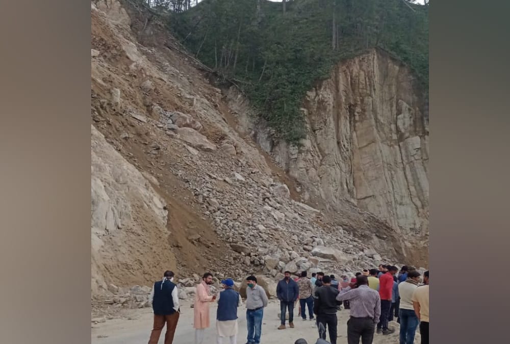 Uttarakhand: Landslide on dhon-sawala highway, Passengers Stuck on Road , Photos