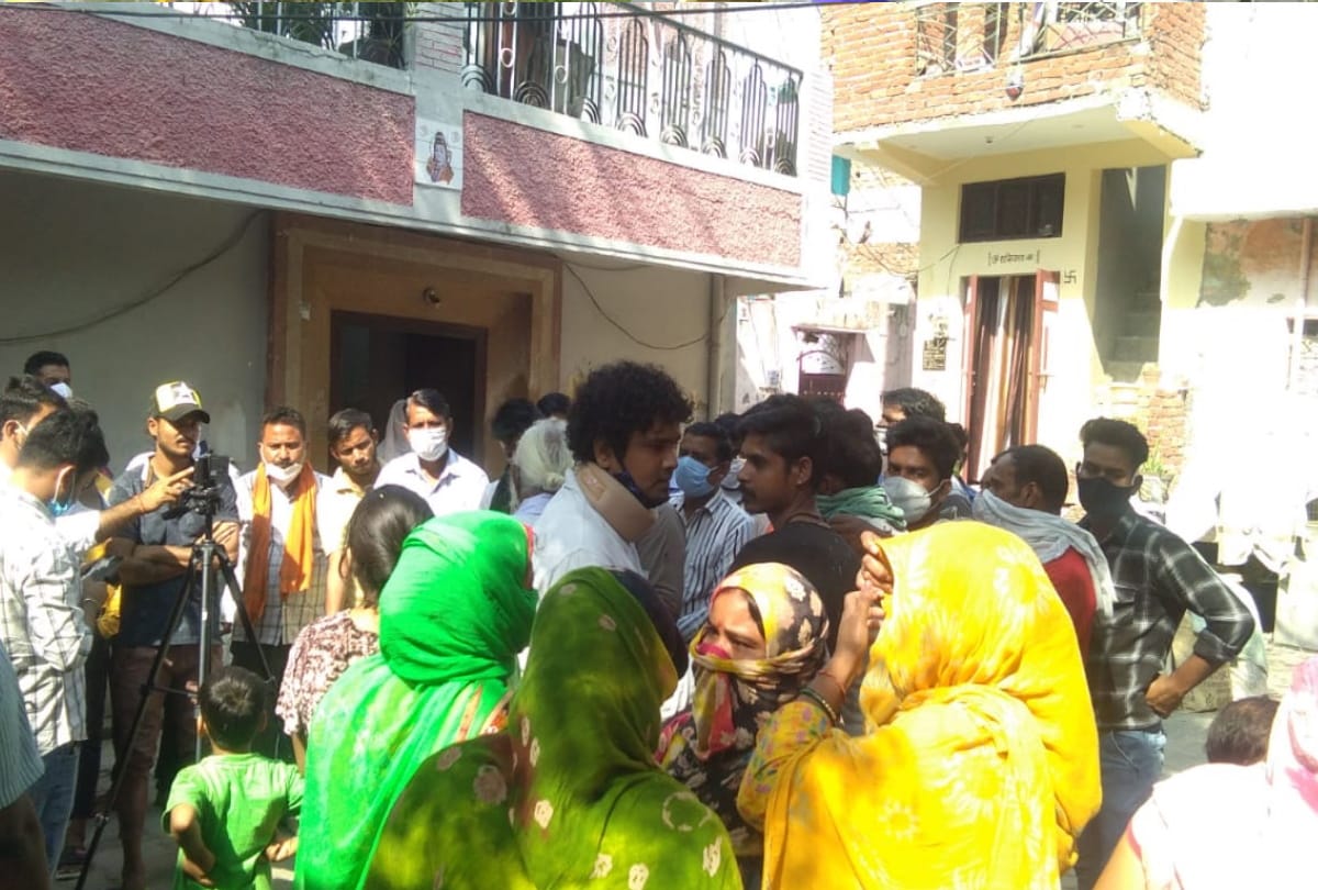 ghaziabad 50 balmiki families convert into buddhism against hathras case and cast assault administration reach on spot to resolve all update