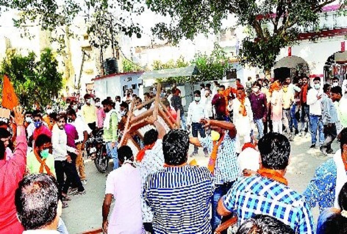 Bareilly police lathicharge at Qila Police station during rucus by angry public