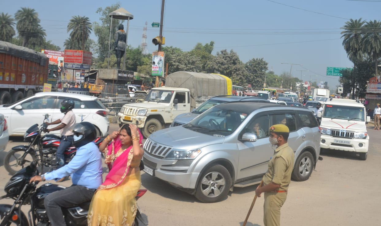 The speed of the vehicles stopped, jammed everywhere, people were in trouble for 24 hours