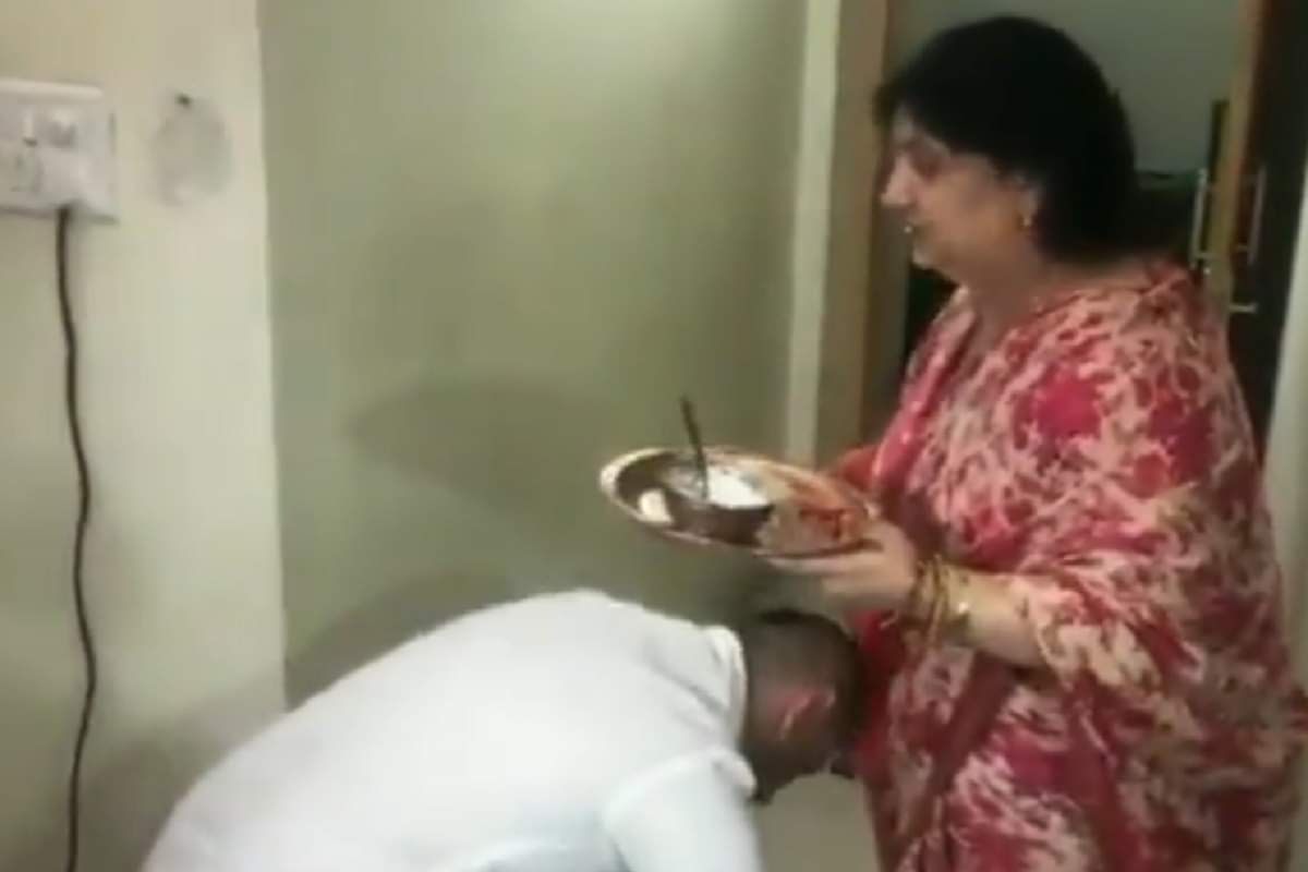 Bihar Assembly Election 2020 Latest News : LJP Chief Chirag Paswan, Takes His Mother Blessing And Launches Manifesto