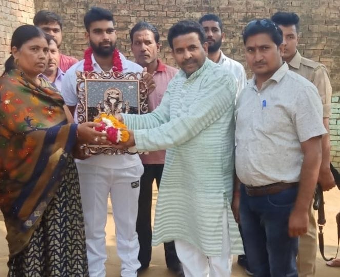 Cricketer Vikas honored by BJP leaders