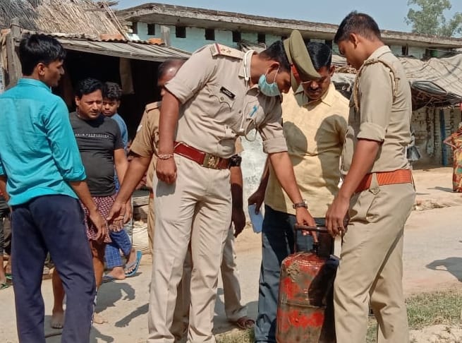 Cylinder caught fire while cooking, narrow survivors
