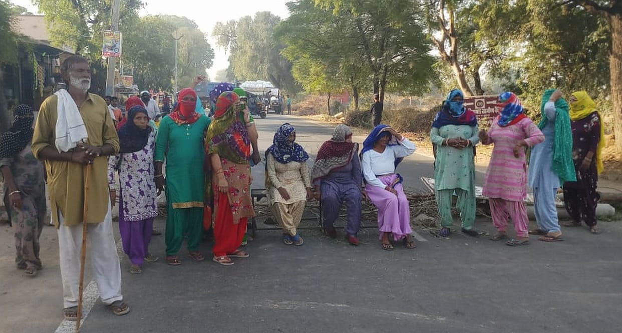 Drinking water supply was not available in Mauri village homes for a month, women blocked the Dadri-Kanina road
