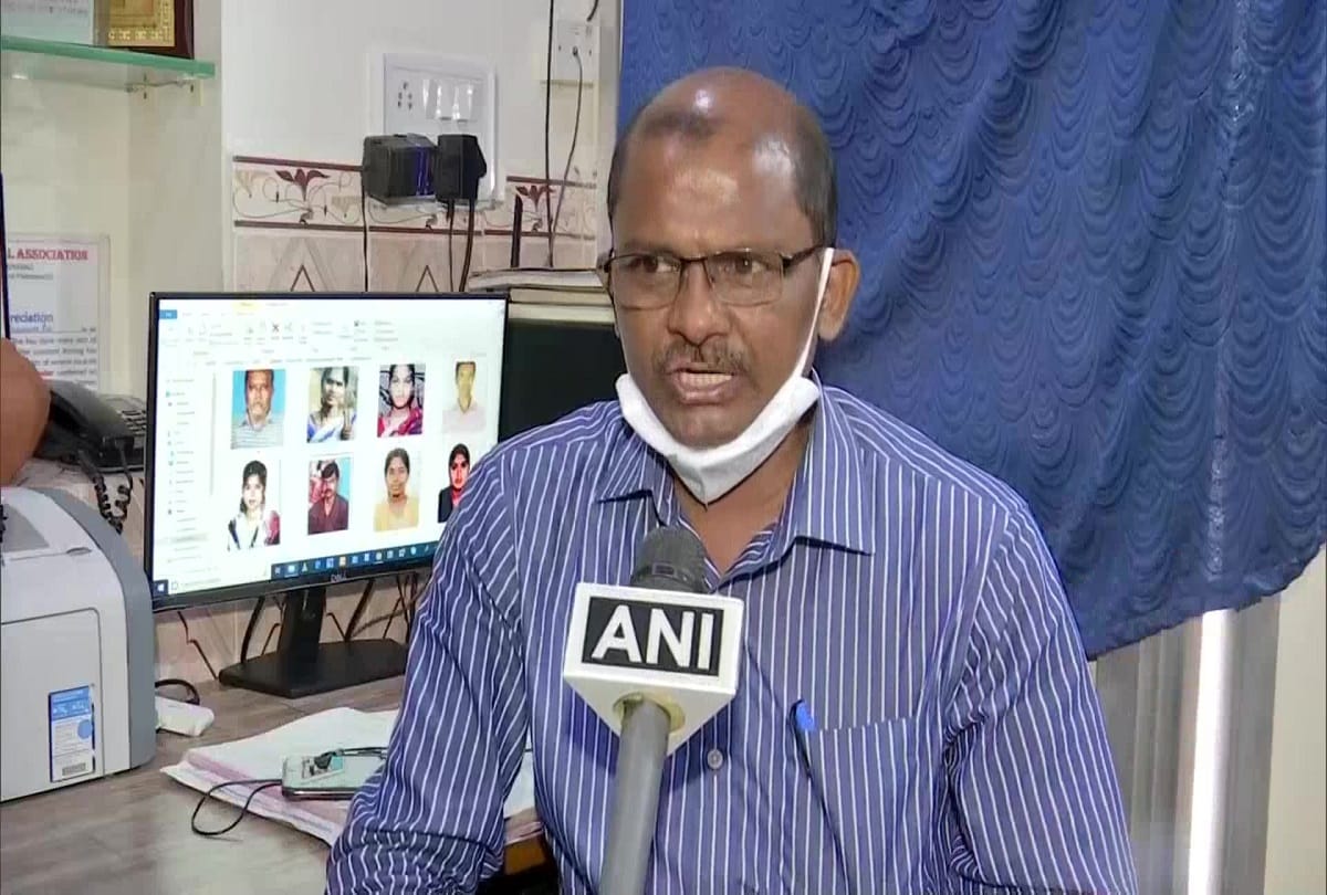 rajeshwar rao hands over unidentified bodies to their kin through his website and foundation