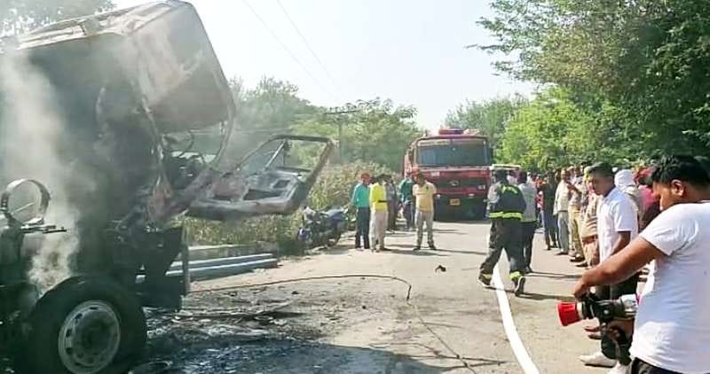 A sudden fire broke out in the dumper while running in Mahoba, the driver jumped and saved his life