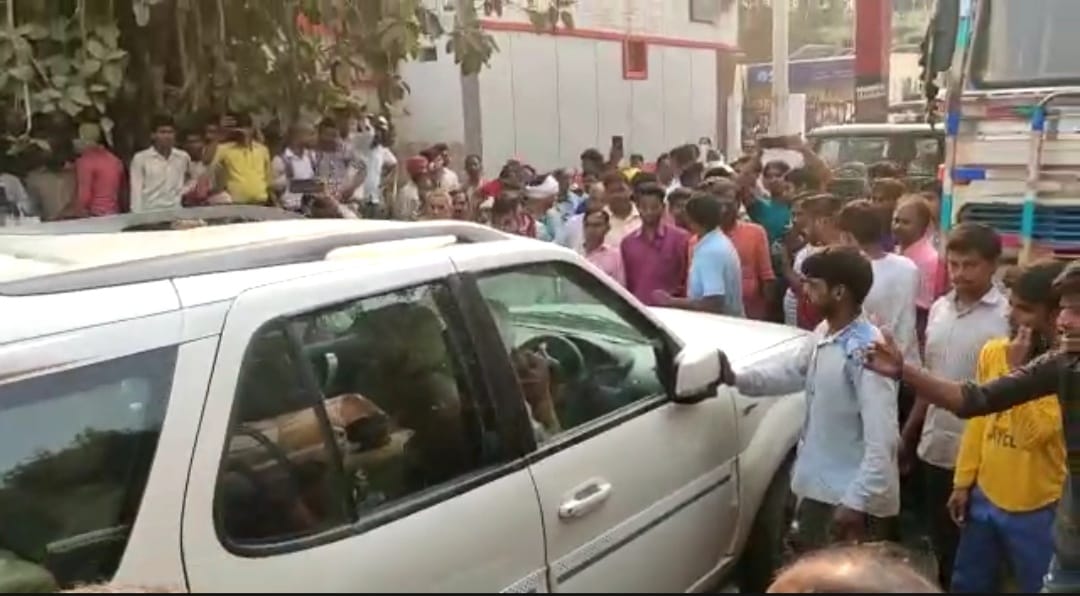 MP's car stuck in the train, angry guard beaten the soldier