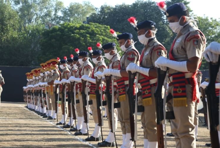 शहीदों को श्रद्धांजलि देते जवान