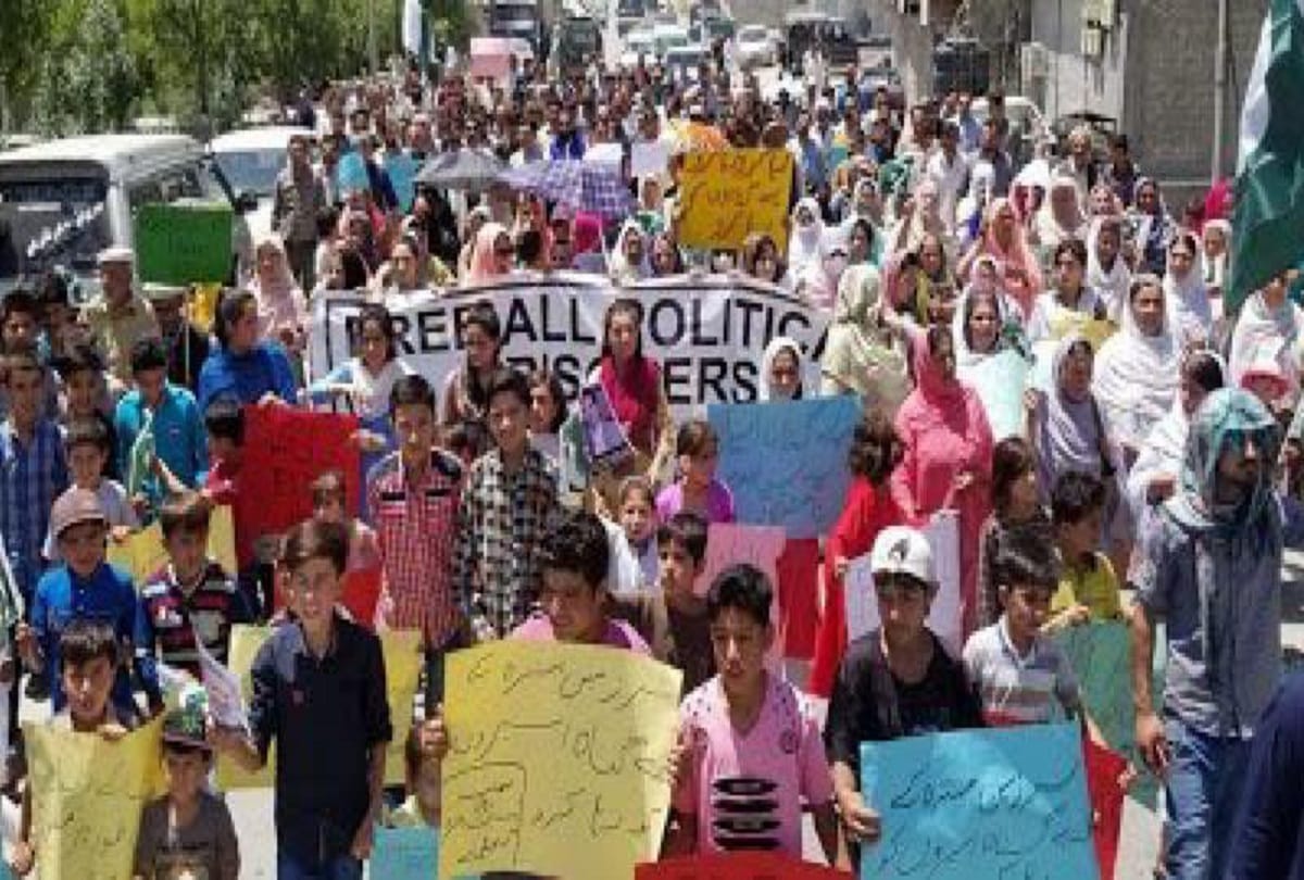 Protest In Gilgit Baltistan Pak occupied Kashmir Hunza city for release of political prisoners for the past 10 days