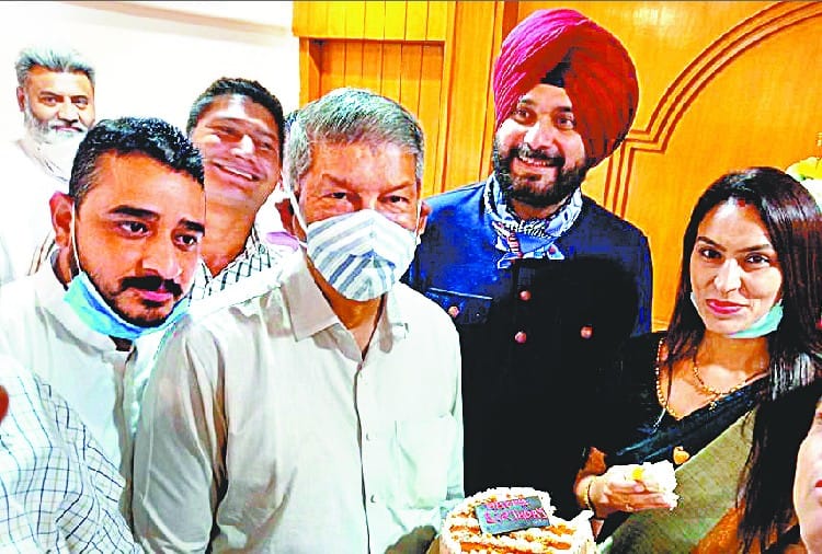 Harish Rawat reached Chandigarh on birthday of Navjot Singh Sidhu