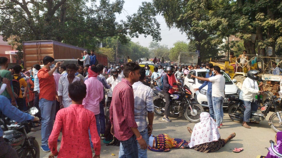 Villagers encircled the road, jammed on the accused of the accused arrested for making raw liquor in Varanasi