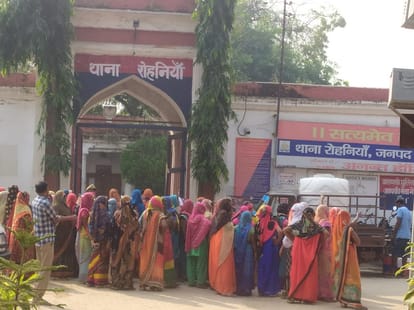 Villagers encircled the road, jammed on the accused of the accused arrested for making raw liquor in Varanasi
