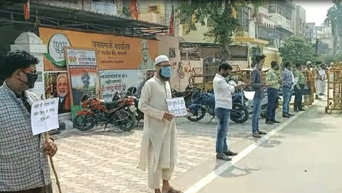 Weavers bunkar protest outside at pm modi Modi parliamentary office by creating human chain in varanasi