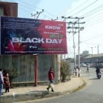 काला दिवस लिखे होर्डिंग..