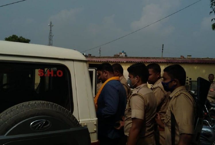 Ballia Murder Caseरिमांड पर लेने के बाद धीरेंद्र को थाने लाई पुलिस